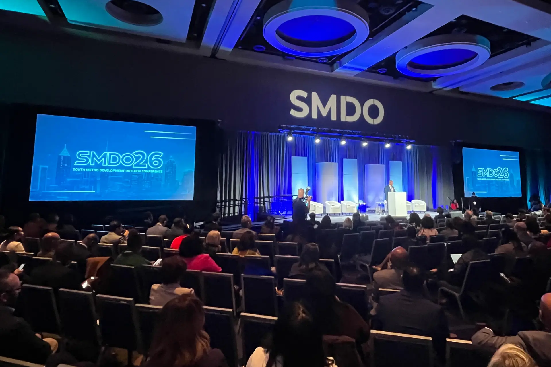 SMDO 2026 General Session Full Room Production Full room view of SMDO 2026 general session with audience, stage, dual screens, and lighting production by Innovent Technologies